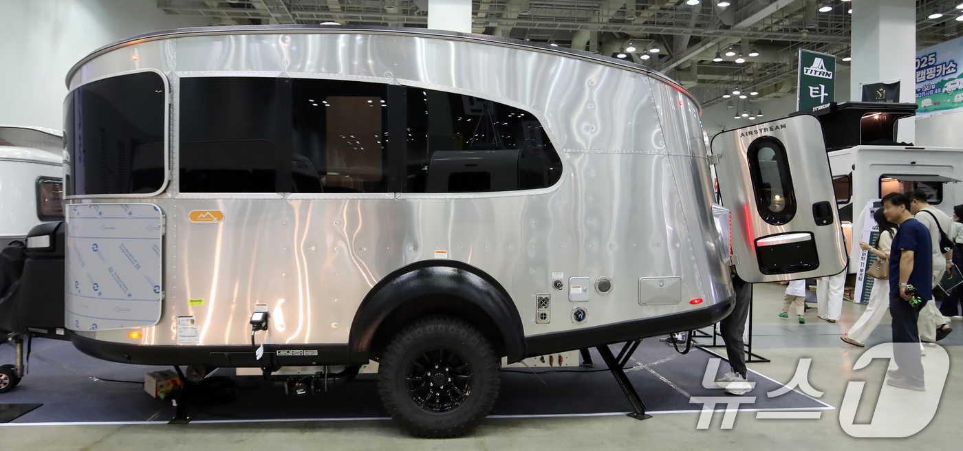 (부산=뉴스1) 윤일지 기자 = 5일 부산 해운대구 벡스코 제2전시장에서 열린 '2025 코리아캠핑카쇼'에서 관람객들이 다양한 캠핑카를 둘러보고 있다.8일까지 열리는 이번 행사는 …