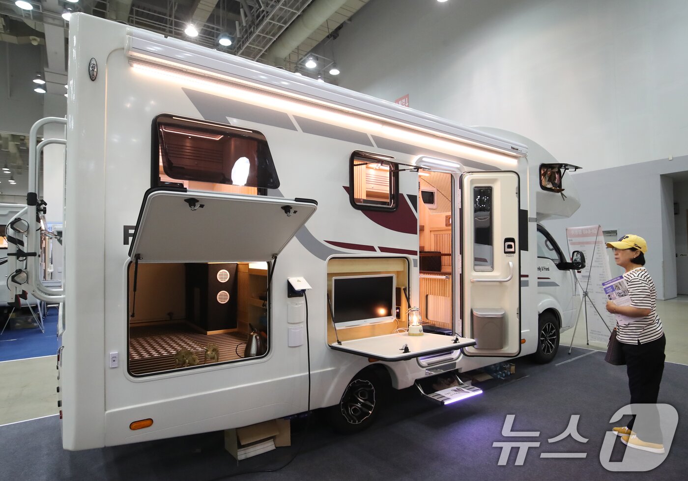 본문 이미지 - 5일 부산 해운대구 벡스코 제2전시장에서 열린 '2025 코리아캠핑카쇼'에서 관람객들이 다양한 캠핑카를 둘러보고 있다. 2025.6.5/뉴스1 ⓒ News1 윤일지 기자