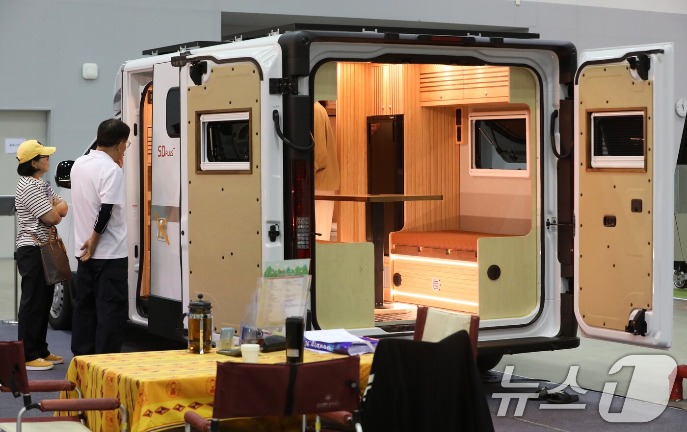 본문 이미지 - 5일 부산 해운대구 벡스코 제2전시장에서 열린 '2025 코리아캠핑카쇼'에서 관람객들이 다양한 캠핑카를 둘러보고 있다. 2025.6.5/뉴스1 ⓒ News1 윤일지 기자