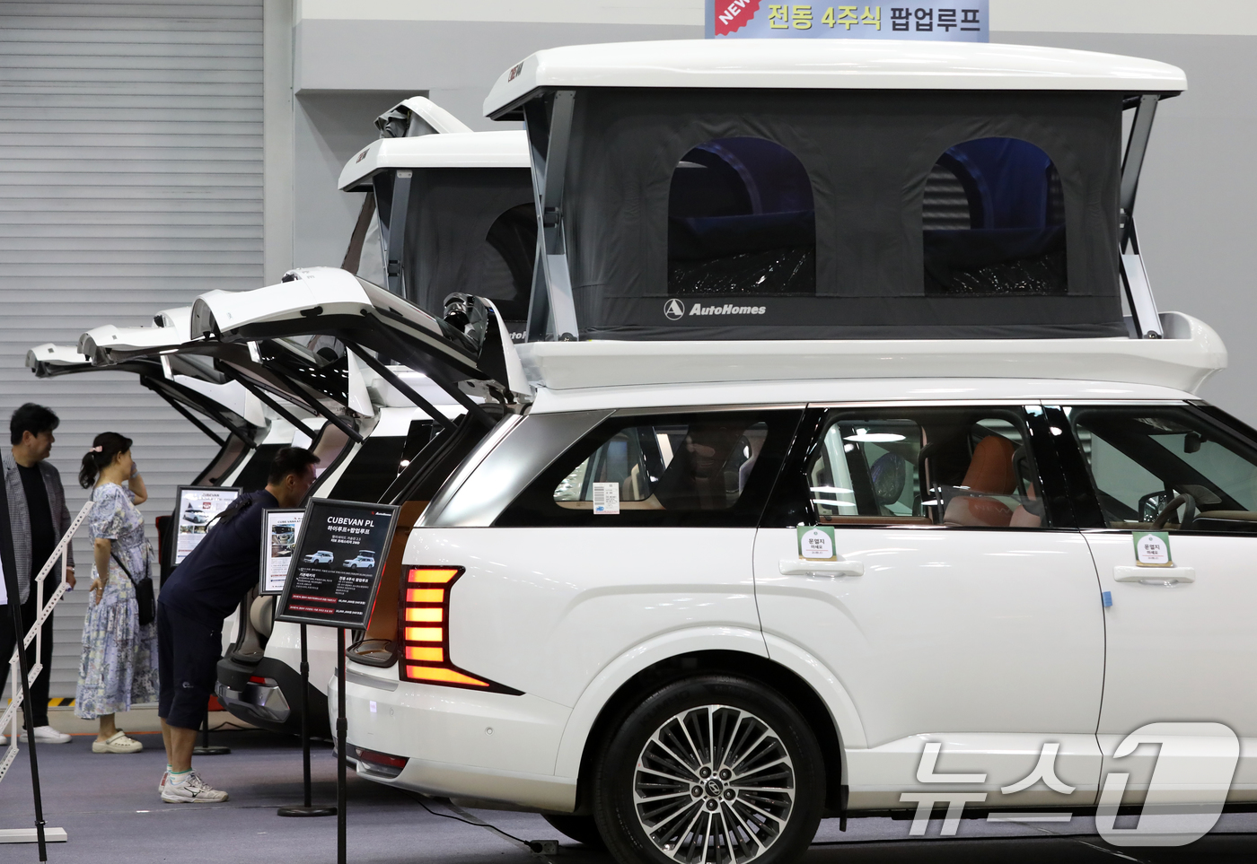 (부산=뉴스1) 윤일지 기자 = 5일 부산 해운대구 벡스코 제2전시장에서 열린 '2025 코리아캠핑카쇼'에서 관람객들이 다양한 캠핑카를 둘러보고 있다.8일까지 열리는 이번 행사는 …