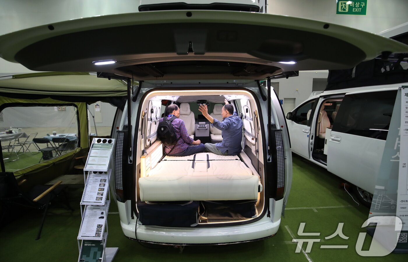 본문 이미지 - 5일 부산 해운대구 벡스코 제2전시장에서 열린 '2025 코리아캠핑카쇼'에서 관람객들이 다양한 캠핑카를 둘러보고 있다. 2025.6.5/뉴스1 ⓒ News1 윤일지 기자