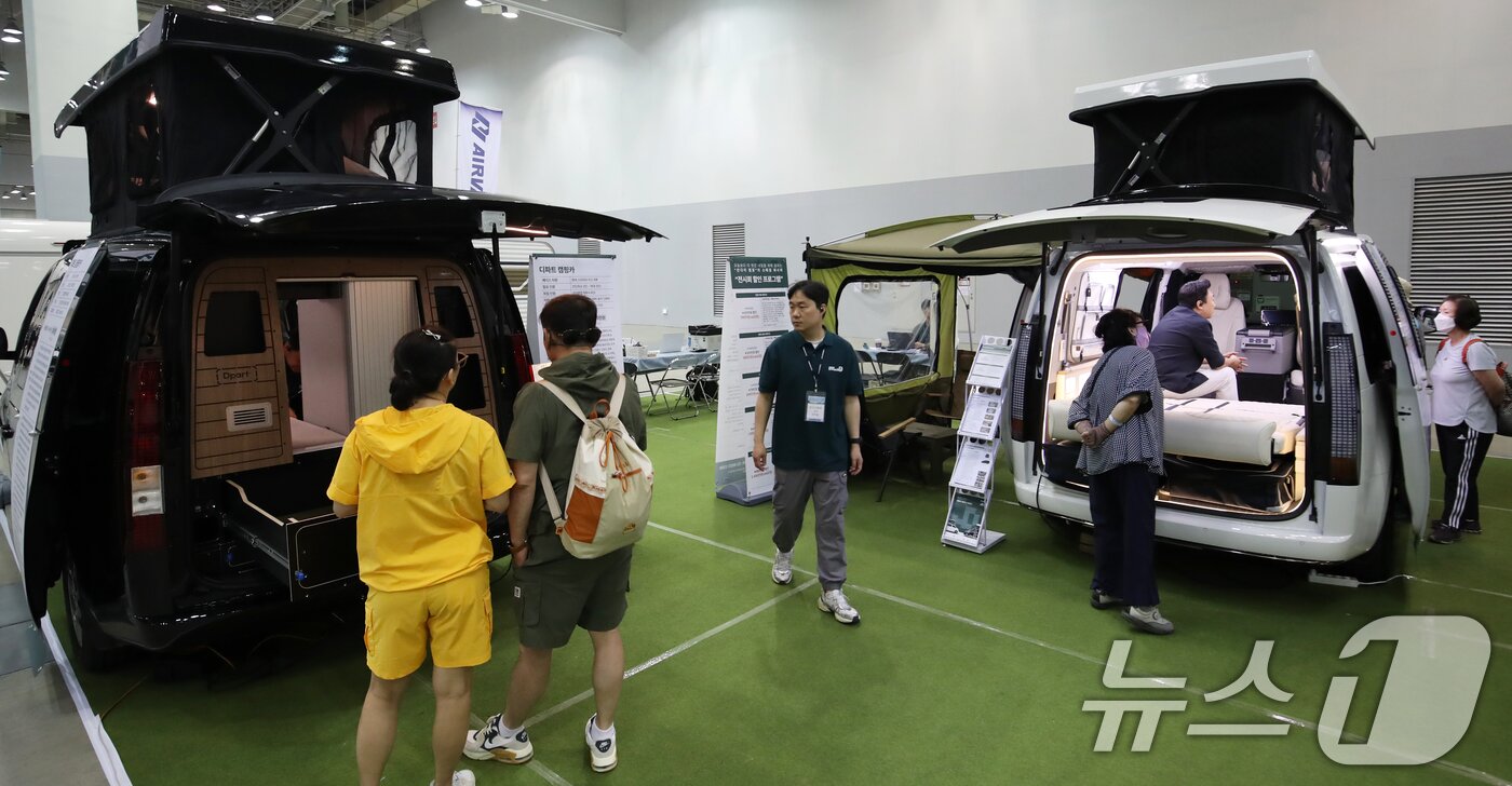 본문 이미지 - 5일 부산 해운대구 벡스코 제2전시장에서 열린 '2025 코리아캠핑카쇼'에서 관람객들이 다양한 캠핑카를 둘러보고 있다.2025.6.5/뉴스1 ⓒ News1 윤일지 기자