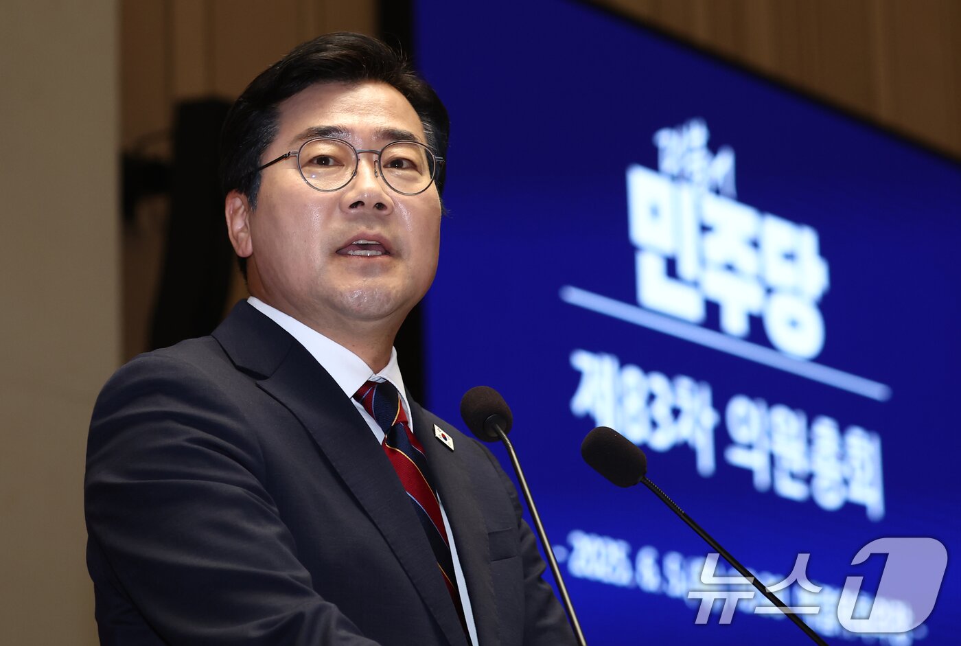 본문 이미지 - 박찬대 더불어민주당 대표 직무대행 겸 원내대표가 5일 서울 여의도 국회에서 열린 의원총회에서 발언하고 있다. 2025.6.5/뉴스1 ⓒ News1 김민지 기자