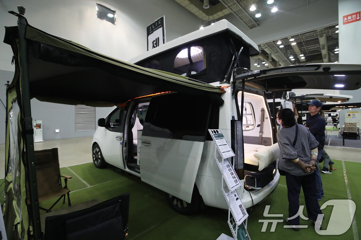 본문 이미지 - 5일 부산 해운대구 벡스코 제2전시장에서 열린 '2025 코리아캠핑카쇼'에서 관람객들이 다양한 캠핑카를 둘러보고 있다.  2025.6.5/뉴스1 ⓒ News1 윤일지 기자