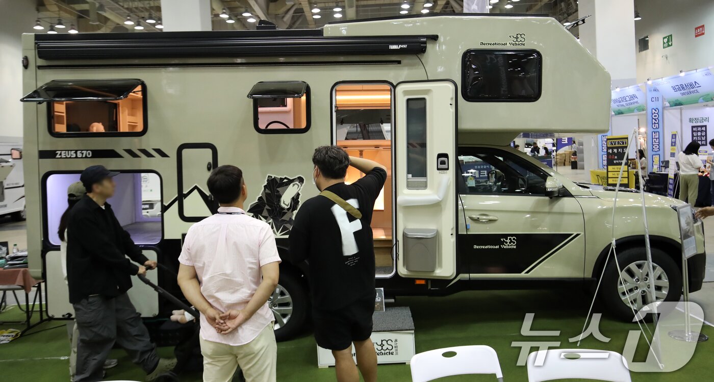 본문 이미지 - 5일 부산 해운대구 벡스코 제2전시장에서 열린 '2025 코리아캠핑카쇼'에서 관람객들이 다양한 캠핑카를 둘러보고 있다. 2025.6.5/뉴스1 ⓒ News1 윤일지 기자