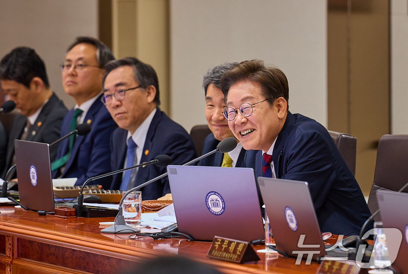 (서울=뉴스1) 허경 기자 = 이재명 대통령이 5일 서울 용산구 대통령실 청사에서 열린 국무회의 중 점심으로 김밥을 먹고 있다. (대통령실 제공. 재판매 및 DB 금지) 2025. …