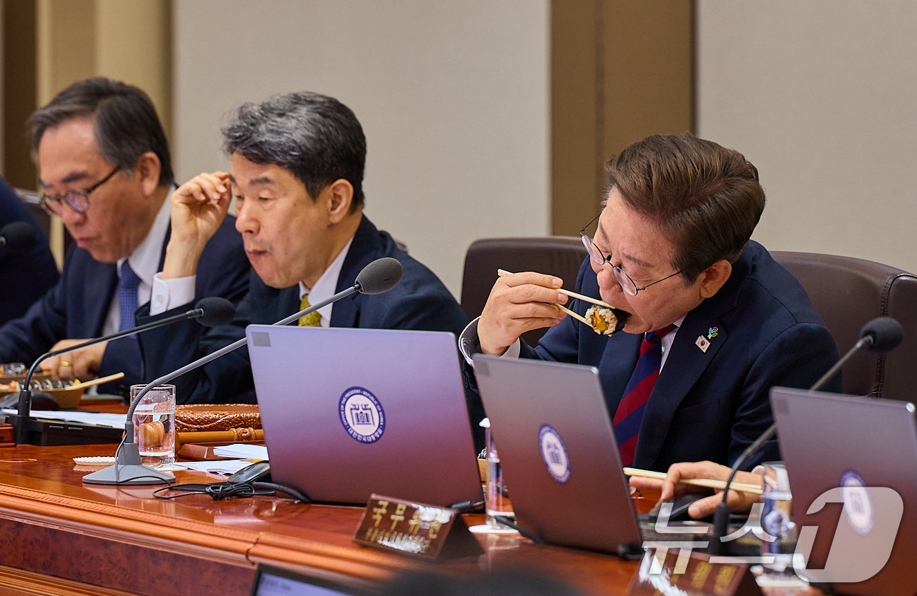 (서울=뉴스1) 허경 기자 = 이재명 대통령이 5일 서울 용산구 대통령실 청사에서 열린 국무회의 중 점심으로 김밥을 먹고 있다. (대통령실 제공. 재판매 및 DB 금지) 2025. …