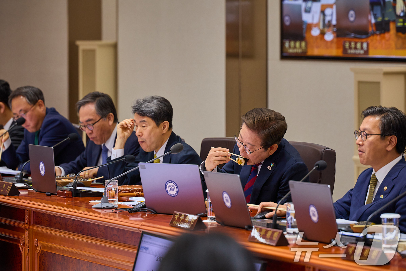 (서울=뉴스1) 허경 기자 = 이재명 대통령이 5일 서울 용산구 대통령실 청사에서 열린 국무회의 중 점심으로 김밥을 먹고 있다. (대통령실 제공. 재판매 및 DB 금지) 2025. …