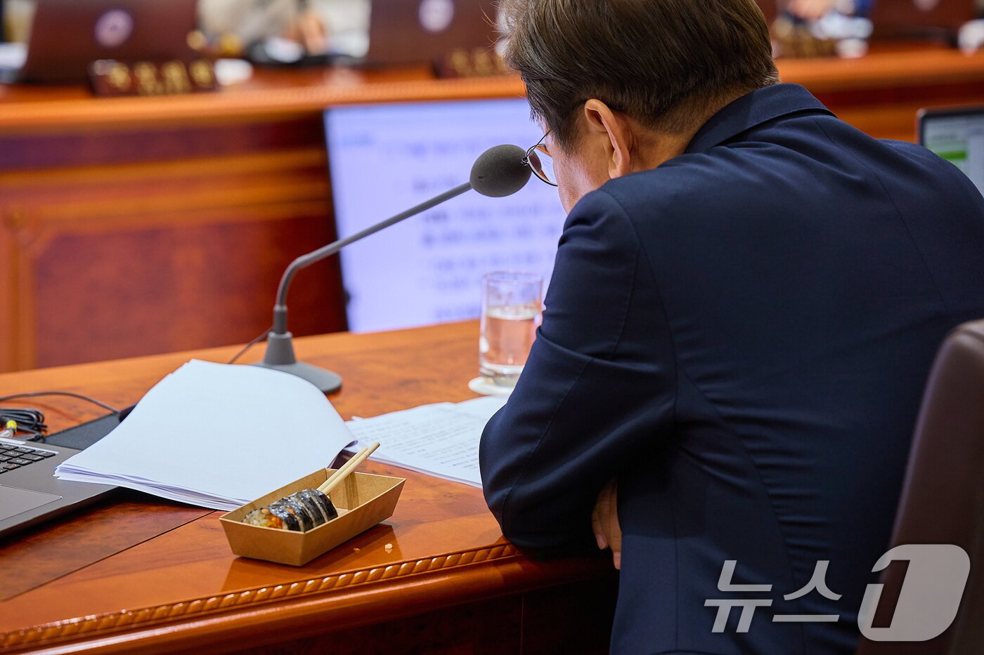 본문 이미지 - 이재명 대통령이 5일 서울 용산구 대통령실 청사에서 열린 국무회의 중 점심으로 김밥을 먹고 있다. (대통령실 제공. 재판매 및 DB 금지) 2025.6.5/뉴스1 ⓒ News1 허경 기자