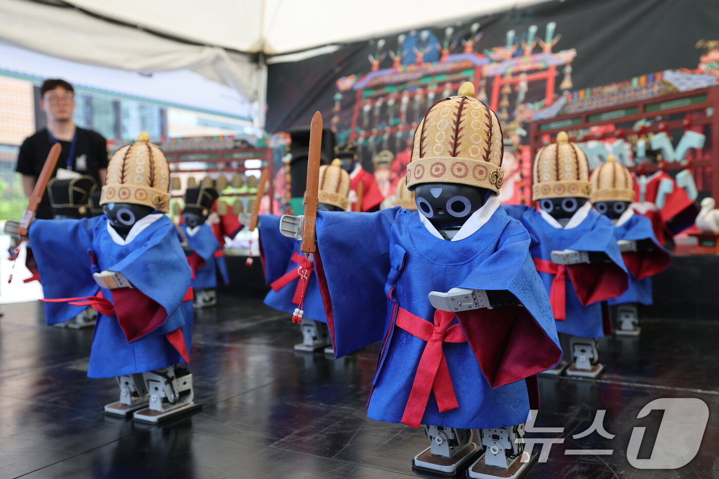 본문 이미지 - 제1회 국악의날인 5일 오후 서울 종로구 광화문광장에 마련된 특설무대에서 시민들이 로봇이 연주하는 종묘제례악 공연을 관람하고 있다. 2025.6.5/뉴스1 ⓒ News1 오대일 기자