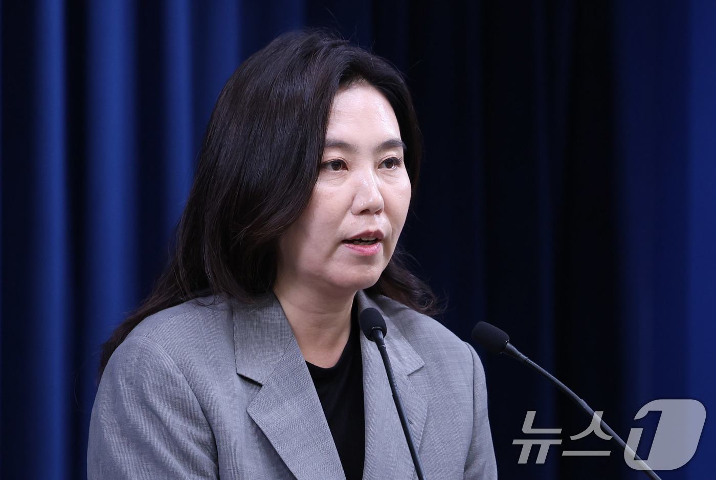 (서울=뉴스1) 박지혜 기자 = 강유정 대통령실 대변인이 5일 서울 용산구 대통령실 청사에서 현안 브리핑을 하고 있다.이재명 대통령은 이날 한덕수 전 대통령 권한대행 국무총리가 지 …