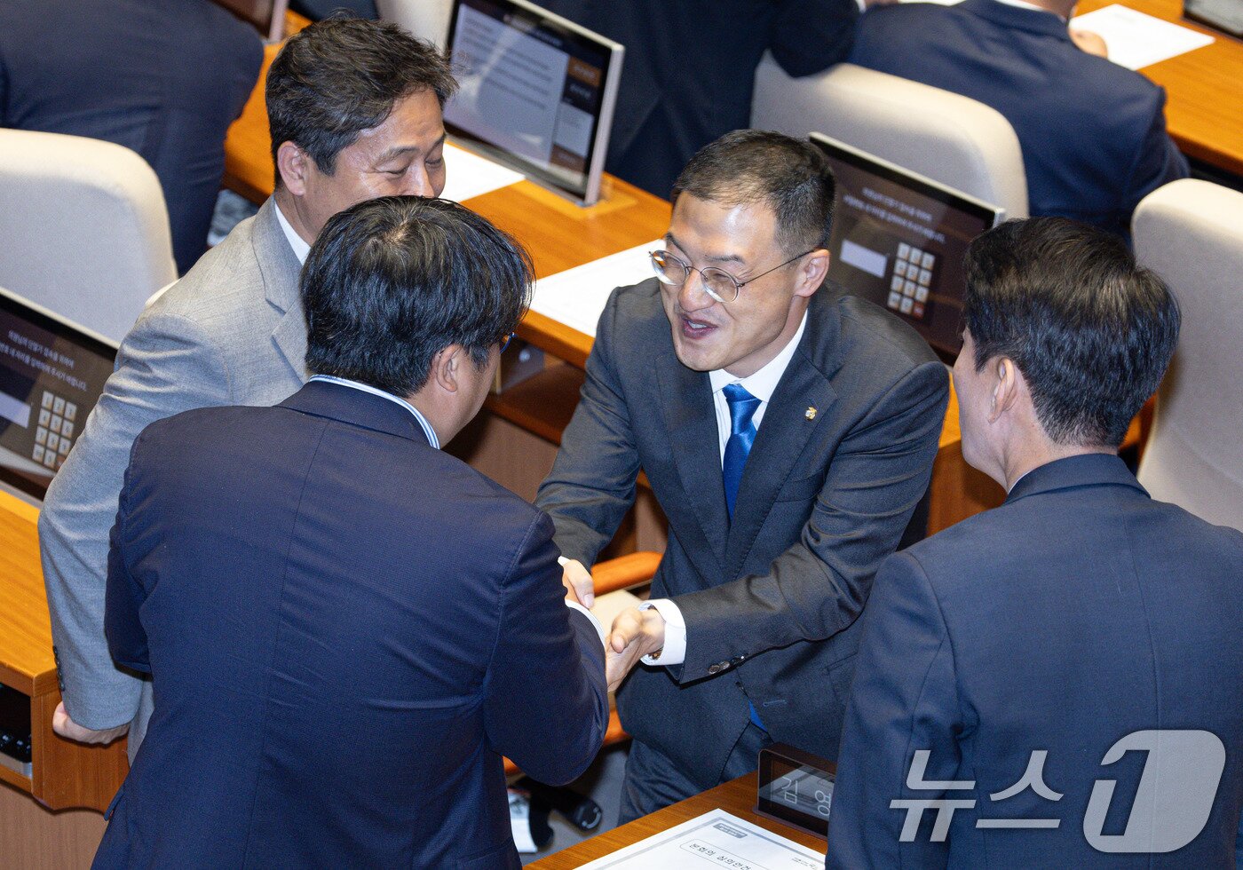 본문 이미지 - 김상욱 더불어민주당 의원이 5일 오후 서울 여의도 국회에서 열린 본회의에 참석하며 동료 의원들과 인사하고 있다. 2025.6.5/뉴스1 ⓒ News1 이재명 기자