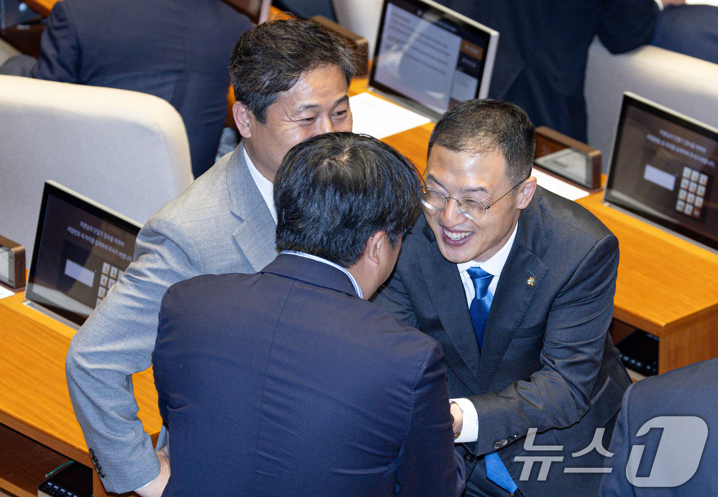 (서울=뉴스1) 이재명 기자 = 김상욱 더불어민주당 의원이 5일 오후 서울 여의도 국회에서 열린 본회의에 참석하며 동료 의원들과 인사하고 있다. 2025.6.5/뉴스1