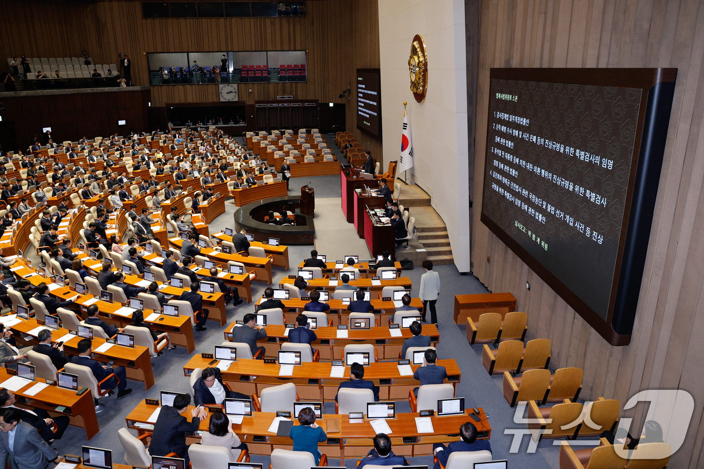(서울=뉴스1) 안은나 기자 = 우원식 국회의장이 5일 오후 서울 여의도 국회 본회의에서 검사징계법 일부개정법률안과 3특검법 상정을 알리고 있다. 2025.6.5/뉴스1