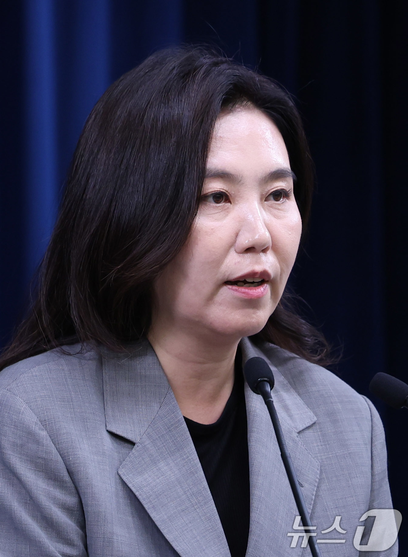 (서울=뉴스1) 박지혜 기자 = 강유정 대통령실 대변인이 5일 서울 용산구 대통령실 청사에서 현안 브리핑을 하고 있다.이재명 대통령은 이날 한덕수 전 대통령 권한대행 국무총리가 지 …