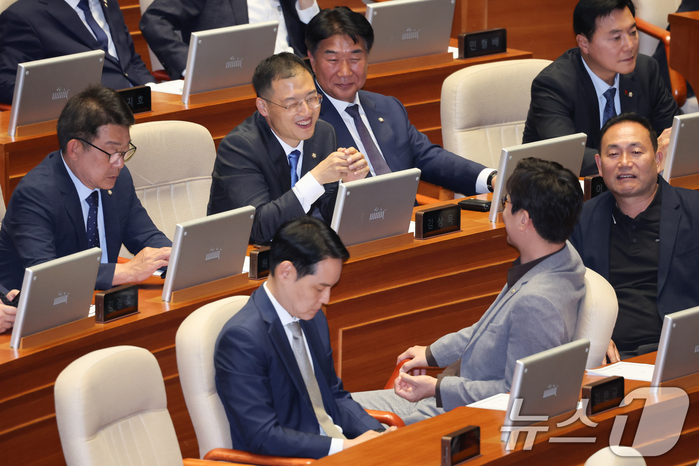 (서울=뉴스1) 안은나 기자 = 더불어민주당에 입당한 김상욱 의원이 5일 오후 서울 여의도 국회 본회의장에서 동료 의원들과 대화하고 있다. 2025.6.5/뉴스1