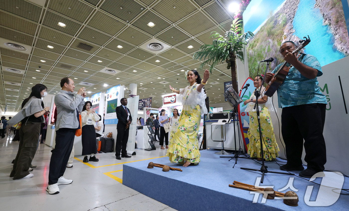 (서울=뉴스1) 박세연 기자 = 5일 서울 강남구 코엑스에서 열린 제40회 서울국제관광전을 찾은 관람객들이 괌 부스에서 전통공연을 관람하고 있다.40주년을 맞이한 여행 축제인 이번 …