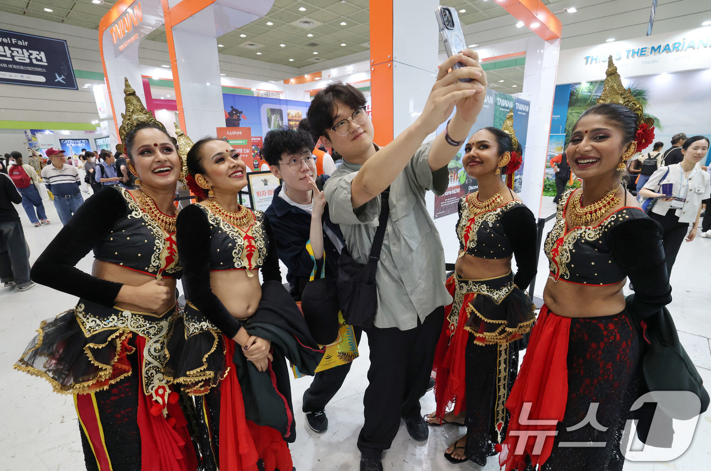 (서울=뉴스1) 박세연 기자 = 5일 서울 강남구 코엑스에서 열린 제40회 서울국제관광전을 찾은 관람객이 스리랑카 전통복장을 입은 스리랑카관광청 직원들과 기념사진을 찍고 있다.40 …