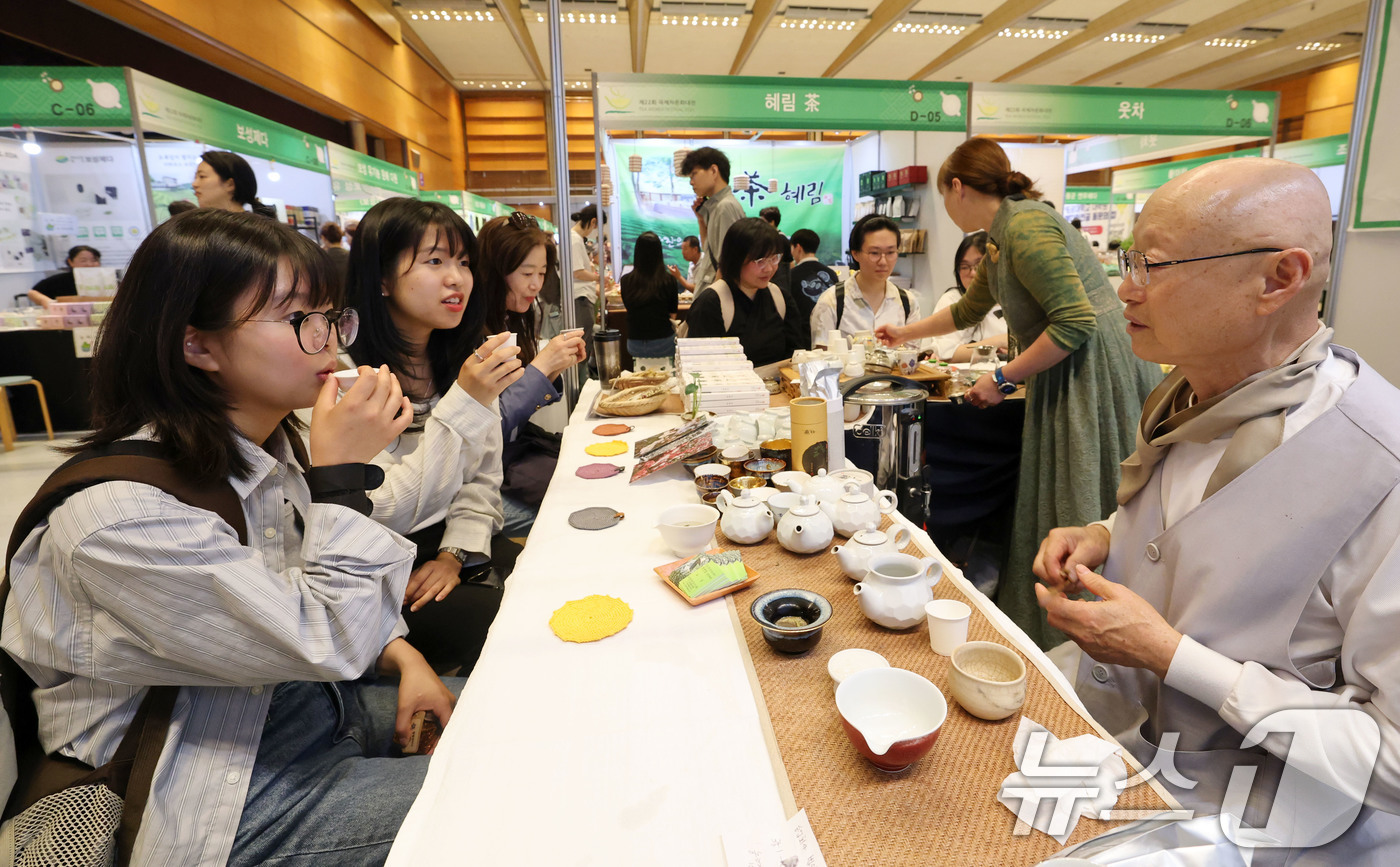 (서울=뉴스1) 박세연 기자 = 5일 서울 강남구 코엑스에서 열린 제22회 국제차문화대전을 찾은 관람객들이 차를 시음하고 있다.올해 22회를 맞이한 국내에서 가장 큰 규모의 차(茶 …