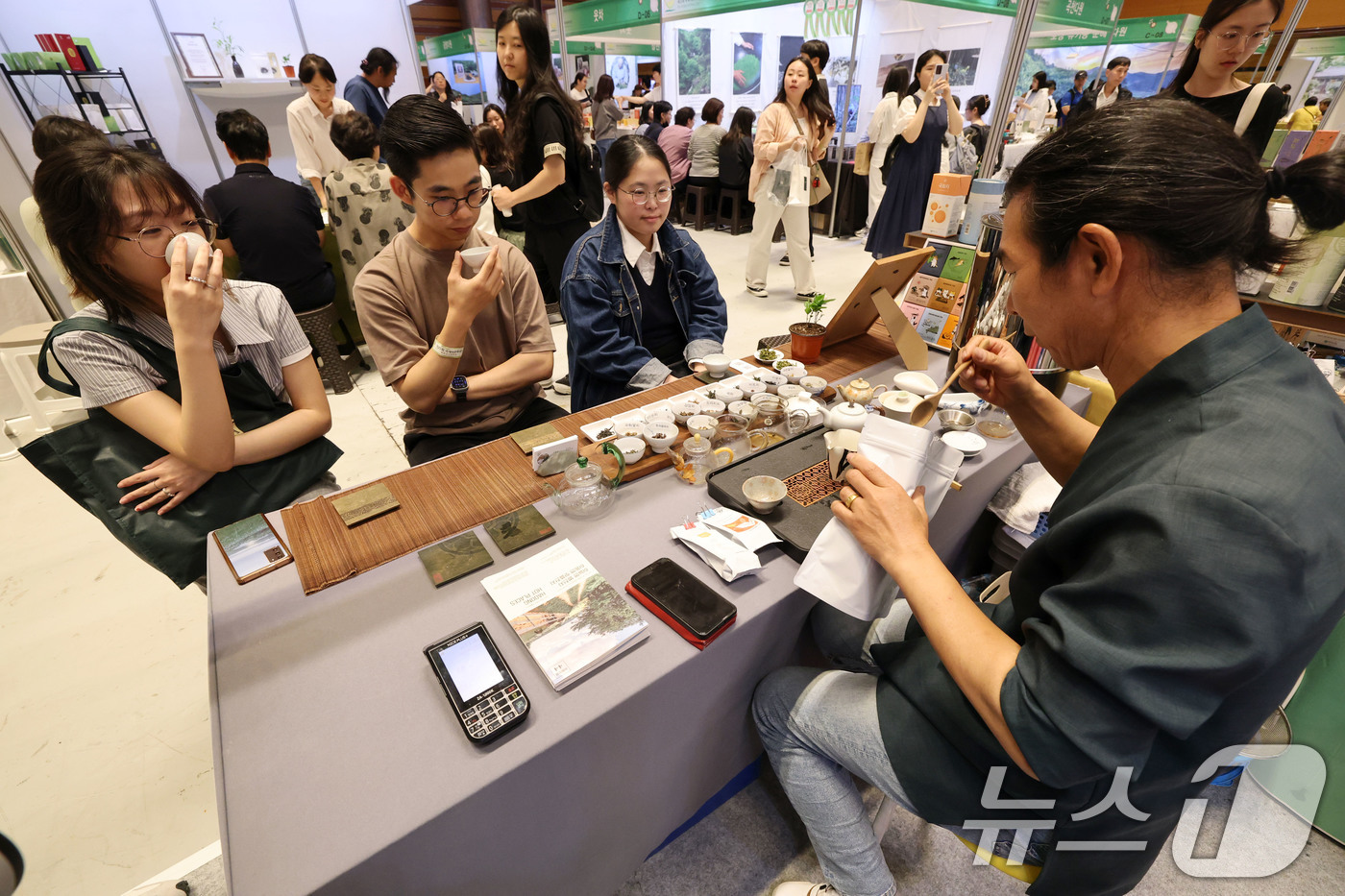 (서울=뉴스1) 박세연 기자 = 5일 서울 강남구 코엑스에서 열린 제22회 국제차문화대전을 찾은 관람객들이 차를 시음하고 있다.올해 22회를 맞이한 국내에서 가장 큰 규모의 차(茶 …