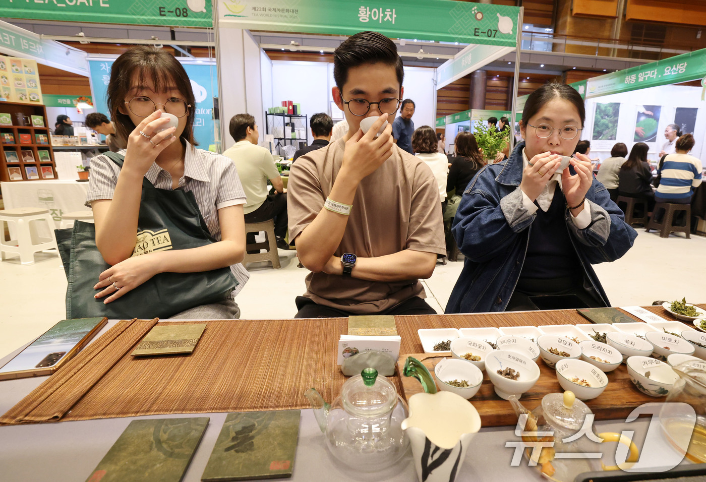 (서울=뉴스1) 박세연 기자 = 5일 서울 강남구 코엑스에서 열린 제22회 국제차문화대전을 찾은 관람객들이 차를 시음하고 있다.올해 22회를 맞이한 국내에서 가장 큰 규모의 차(茶 …