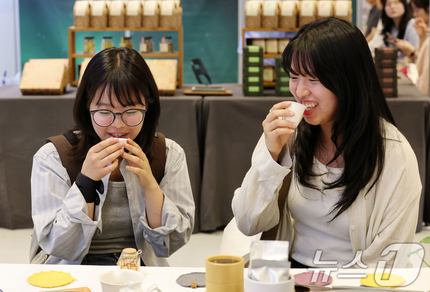 (서울=뉴스1) 박세연 기자 = 5일 서울 강남구 코엑스에서 열린 제22회 국제차문화대전을 찾은 관람객들이 차를 시음하고 있다.올해 22회를 맞이한 국내에서 가장 큰 규모의 차(茶 …