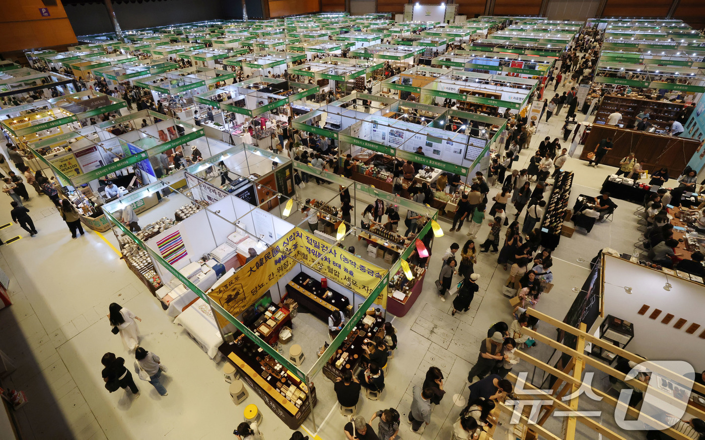 (서울=뉴스1) 박세연 기자 = 5일 서울 강남구 코엑스에서 열린 제22회 국제차문화대전이 관람객으로 붐비고 있다.올해 22회를 맞이한 국내에서 가장 큰 규모의 차(茶)전시인 이번 …