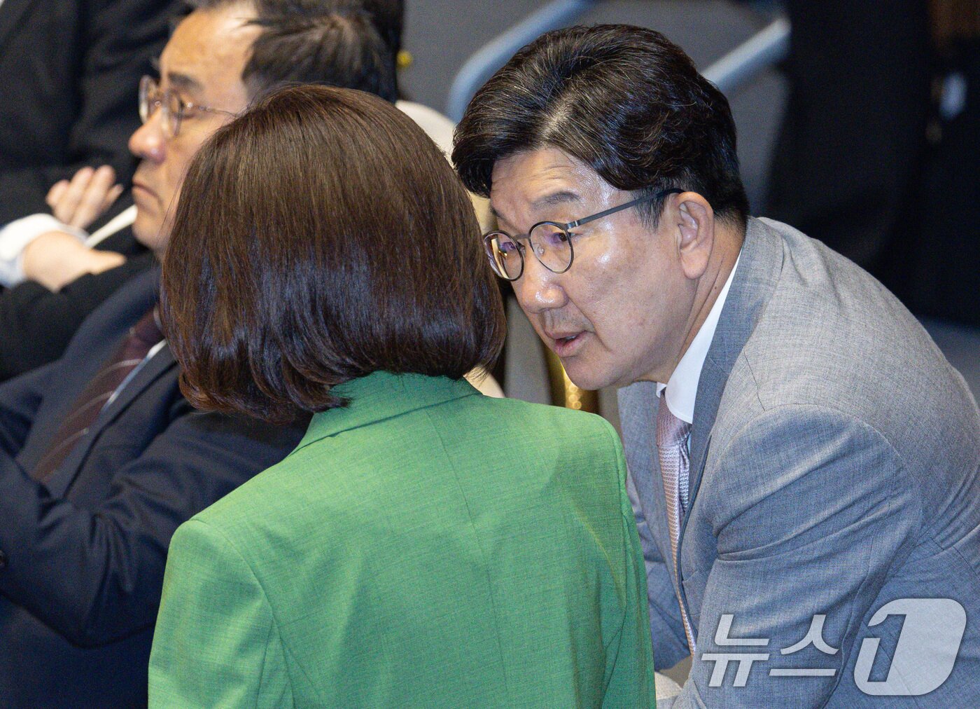 본문 이미지 - 권성동 국민의힘 전 원내대표가 5일 오후 서울 여의도 국회에서 열린 본회의에서 나경원 의원과 대화하고 있다. 2025.6.5/뉴스1 ⓒ News1 이재명 기자