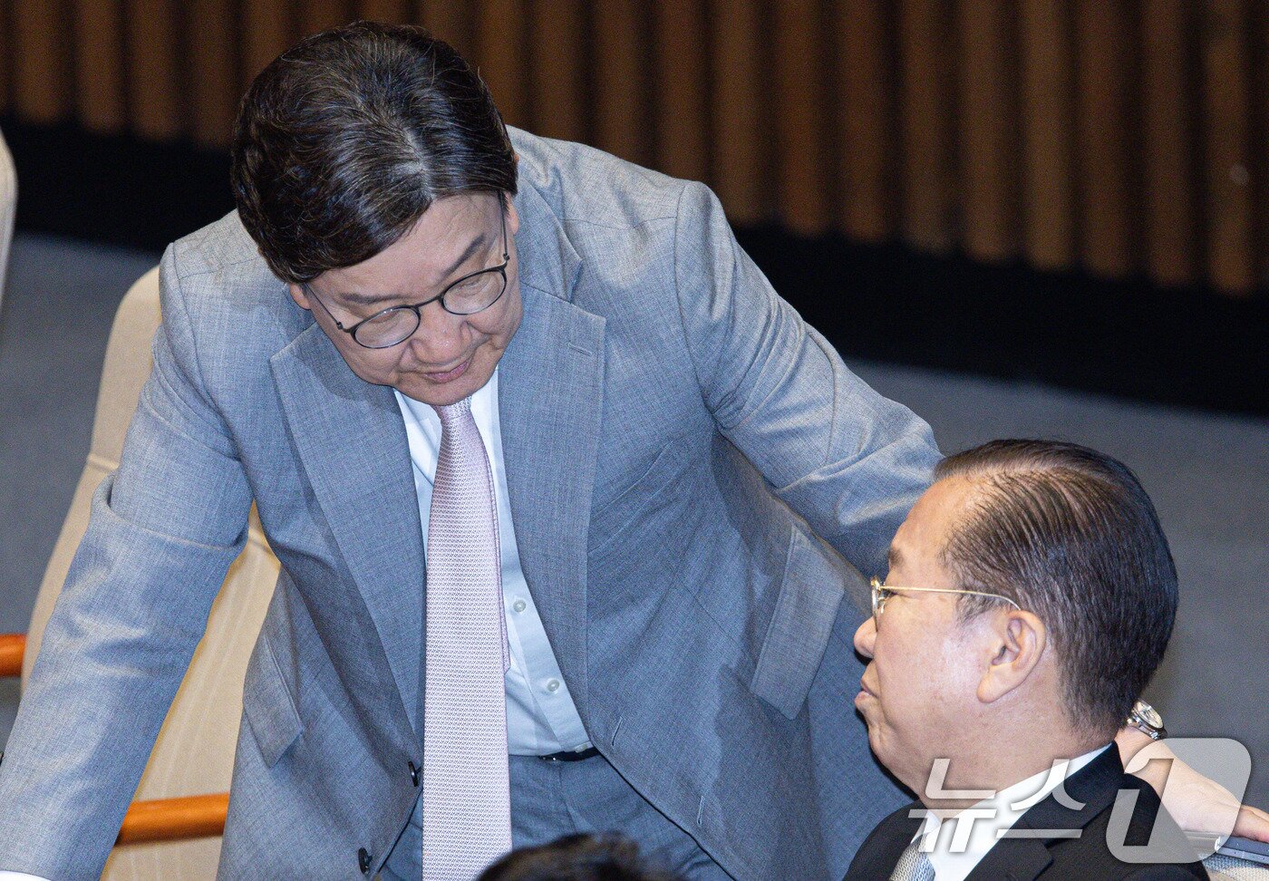 본문 이미지 - 권영세 국민의힘 전 비상대책위원장과 권성동 전 원내대표가 5일 오후 서울 여의도 국회에서 열린 본회의에서 대화를 하고 있다. 2025.6.5/뉴스1 ⓒ News1 이재명 기자