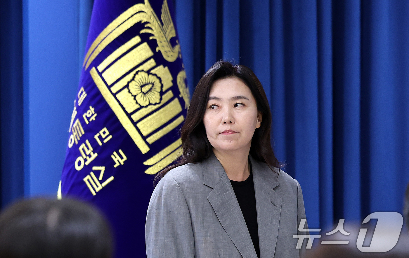 (서울=뉴스1) 박지혜 기자 = 강유정 대통령실 대변인이 5일 서울 용산구 대통령실 청사에서 현안 브리핑을 마친 뒤 자리를 이동하고 있다.이재명 대통령은 이날 한덕수 전 대통령 권 …
