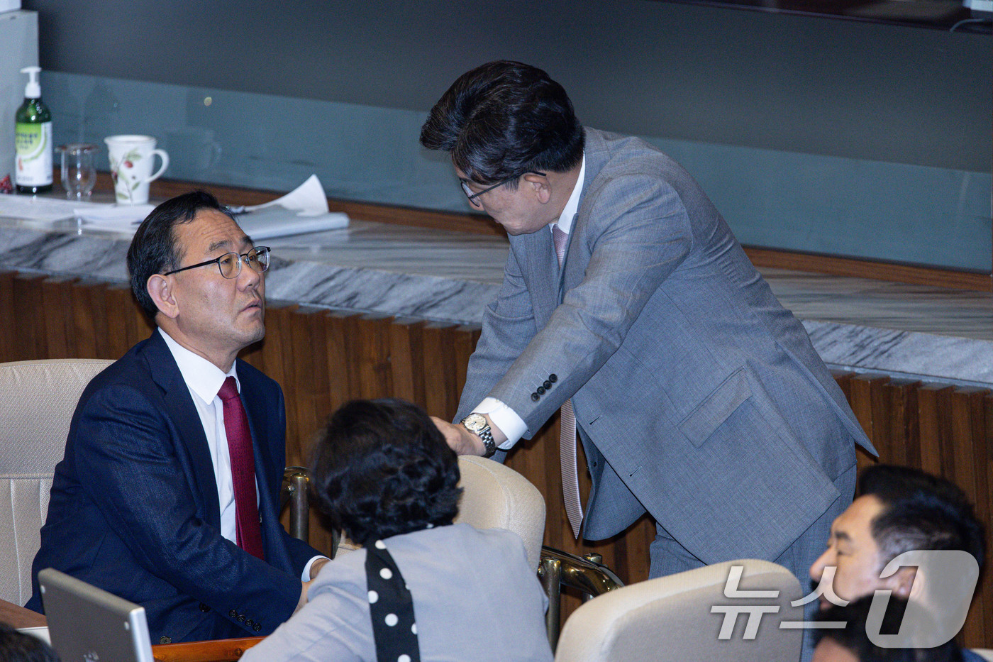 (서울=뉴스1) 이재명 기자 = 권성동 국민의힘 전 원내대표가 5일 오후 서울 여의도 국회에서 열린 본회의에서 주호영 의원과 대화를 하고 있다. 2025.6.5/뉴스1