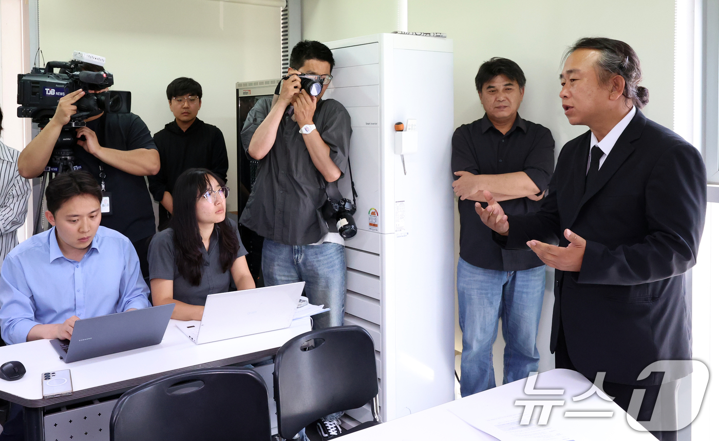 (서울=뉴스1) 김명섭 기자 = 5일 서울 종로구 참여연대에서 열린 태안화력 비정규직 노동자 고 김충현 사망사고 1차조사발표 기자간담회에서 유가족이 인사를 하고 있다.  2025. …