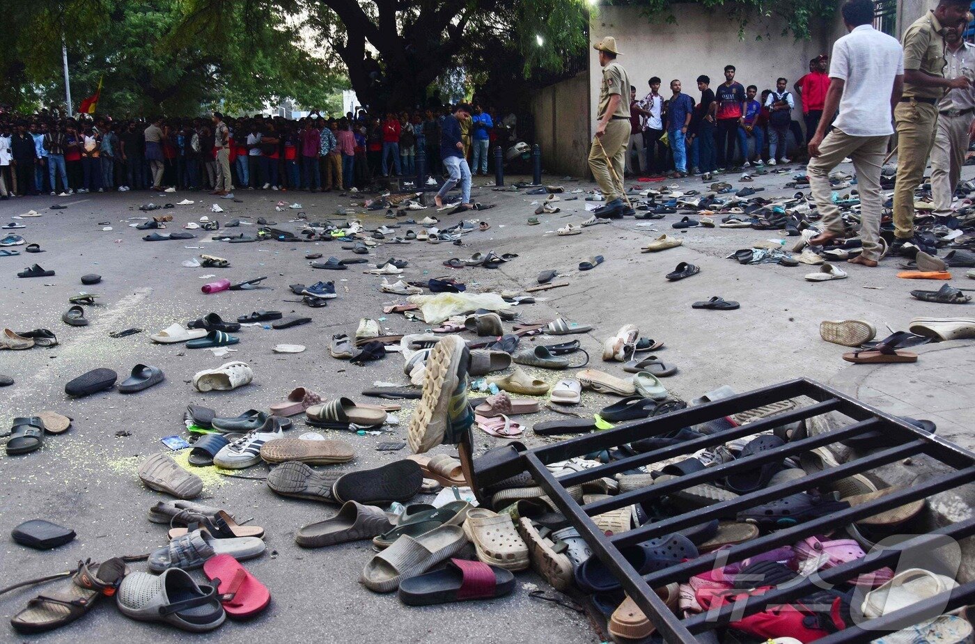 본문 이미지 - 4일&#40;현지시간&#41; 인도 남부 카르나타카주에서 크리켓 프리미어리그 우승팀인 로열 챌린저스 벵갈루루를 축하하기 위해 경기장에 수십만 명이 몰리며 11명이 숨졌다. 현장에 놓인 주인을 잃은 신발들. 25.06.04 ⓒ AFP=뉴스1 ⓒ News1 김예슬 기자