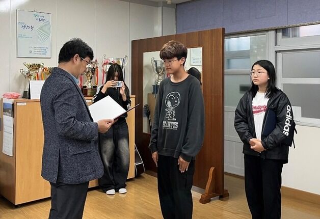 요진건설 '제28회 요진 어린이 선행상' 수상자에 장학금 전달
