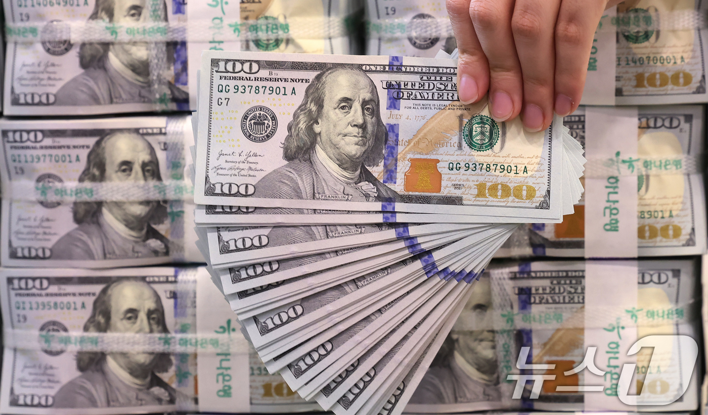 (서울=뉴스1) 장수영 기자 = 5일 서울 중구 하나은행 위변조대응센터 직원이 달러화를 정리하고 있다.이날 한국은행에 따르면 지난 5월 말 외환보유액은 전월 대비 7000만 달러 …