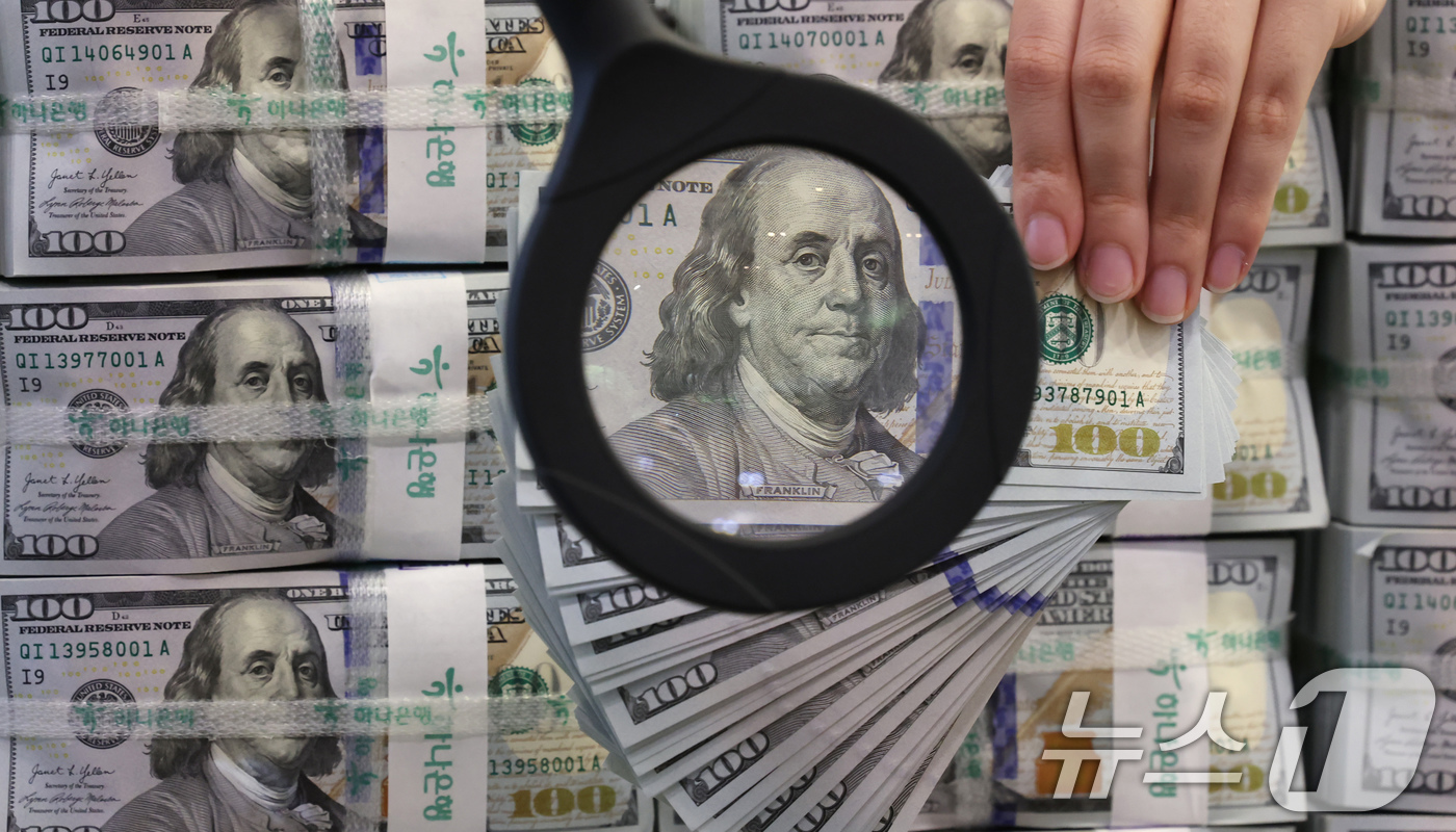 (서울=뉴스1) 장수영 기자 = 5일 서울 중구 하나은행 위변조대응센터 직원이 달러화를 정리하고 있다.이날 한국은행에 따르면 지난 5월 말 외환보유액은 전월 대비 7000만 달러 …