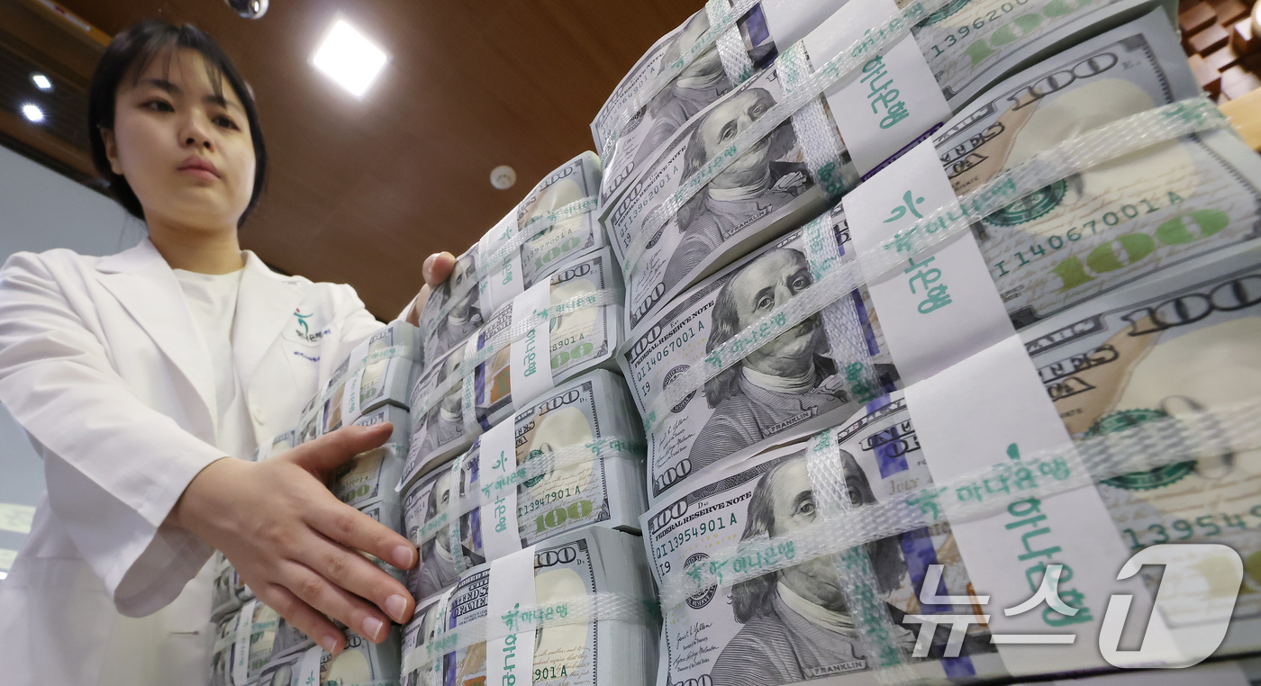 (서울=뉴스1) 장수영 기자 = 5일 서울 중구 하나은행 위변조대응센터 직원이 달러화를 정리하고 있다.이날 한국은행에 따르면 지난 5월 말 외환보유액은 전월 대비 7000만 달러 …