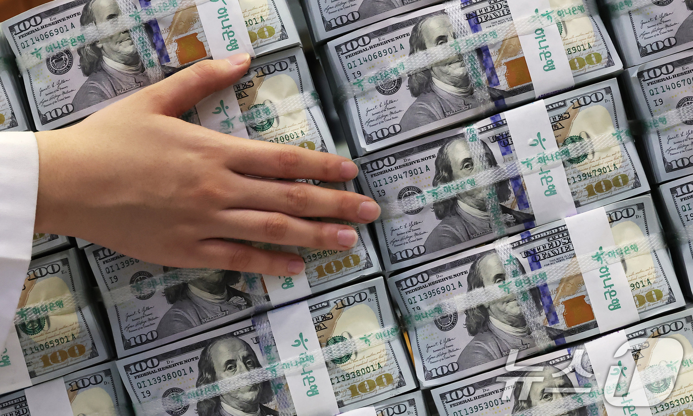 (서울=뉴스1) 장수영 기자 = 5일 서울 중구 하나은행 위변조대응센터 직원이 달러화를 정리하고 있다.이날 한국은행에 따르면 지난 5월 말 외환보유액은 전월 대비 7000만 달러 …