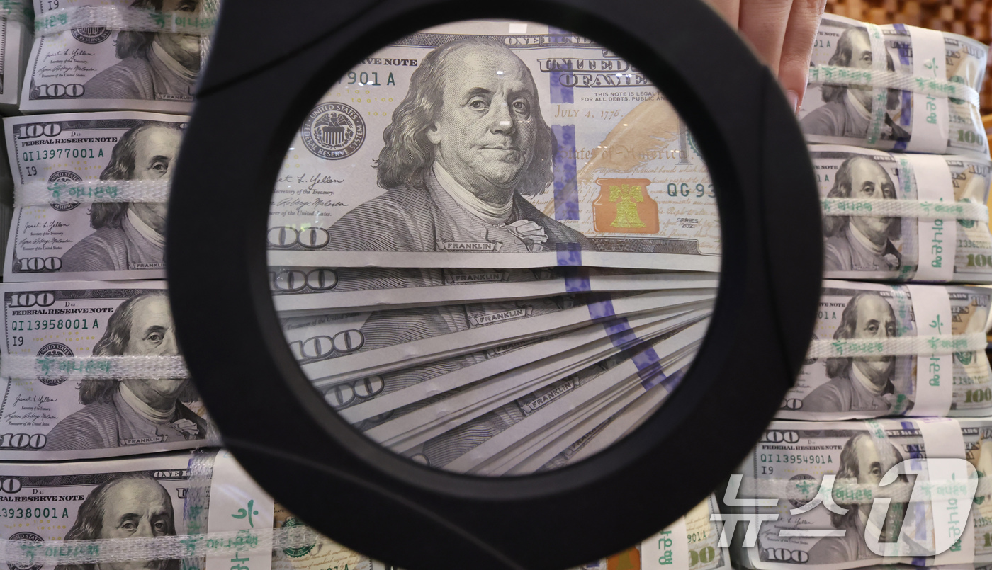 (서울=뉴스1) 장수영 기자 = 5일 서울 중구 하나은행 위변조대응센터 직원이 달러화를 정리하고 있다.이날 한국은행에 따르면 지난 5월 말 외환보유액은 전월 대비 7000만 달러 …