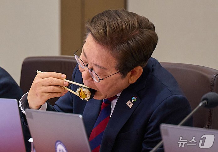 본문 이미지 - 이재명 대통령이 5일 서울 용산구 대통령실 청사에서 열린 국무회의 중 점심으로 김밥을 먹고 있다. &#40;대통령실 제공. 재판매 및 DB 금지&#41; 2025.6.5/뉴스1 ⓒ News1 박지혜 기자