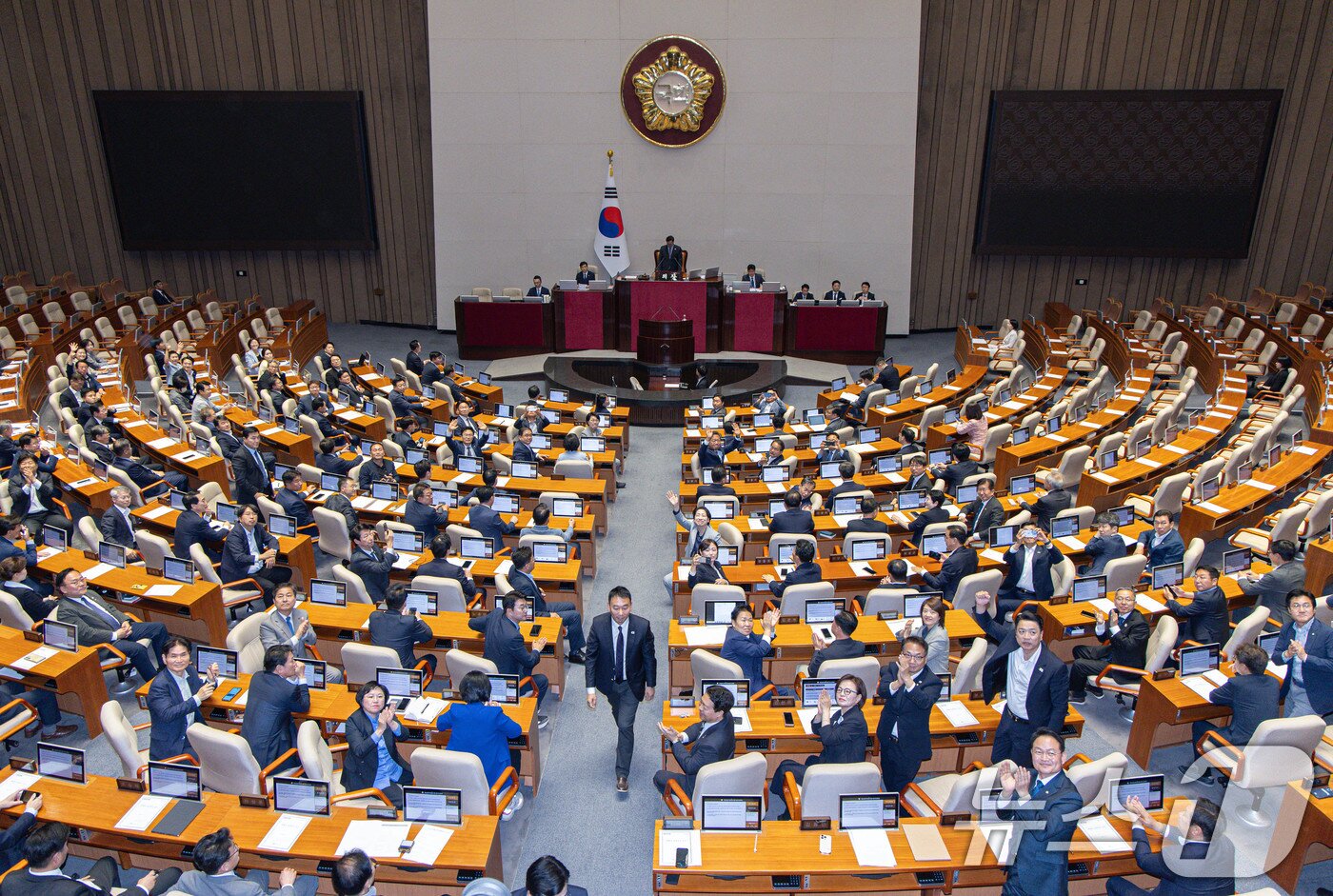 본문 이미지 - 5일 오후 서울 여의도 국회 본회의에서 채해병 특검법&#40;순직 해병 수사 방해 및 사건 은폐 등의 진상규명을 위한 특별검사의 임명 등에 관한 법률안&#41;이 통과되자 여당 의원들이 박수를 치고 있다. 2025.6.5/뉴스1 ⓒ News1 이재명 기자