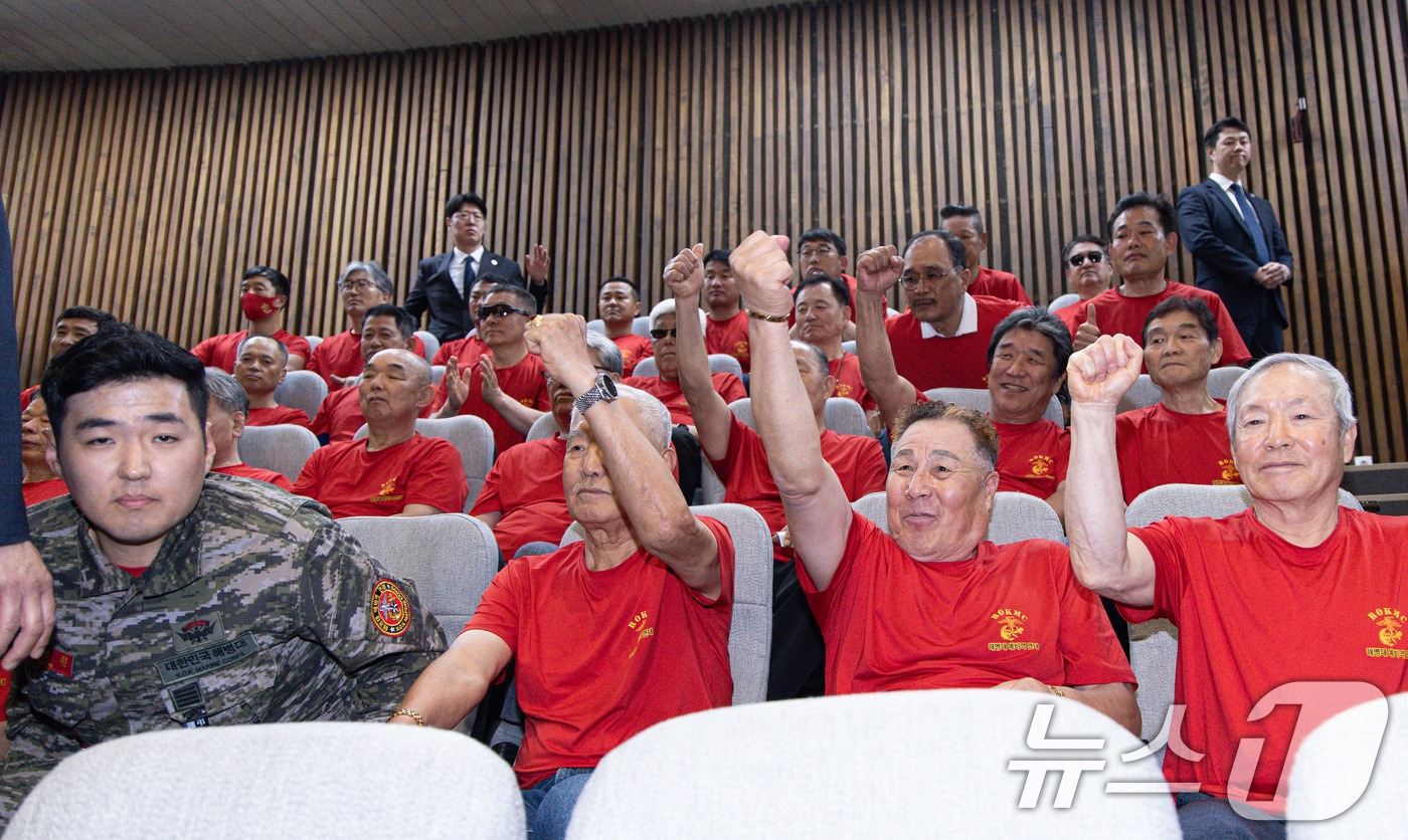 (서울=뉴스1) 이재명 기자 = 해병대 예비역 연대 회원들이 5일 오후 서울 여의도 국회 본회의에서 채해병 특검법이 통과되자 기뻐하고 있다. 2025.6.5/뉴스1