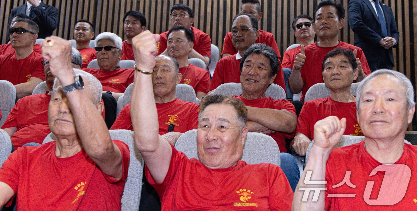 본문 이미지 - 해병대 예비역 연대 회원들이 5일 오후 서울 여의도 국회 본회의에서 채해병 특검법이 통과되자 기뻐하고 있다. 2025.6.5/뉴스1 ⓒ News1 이재명 기자