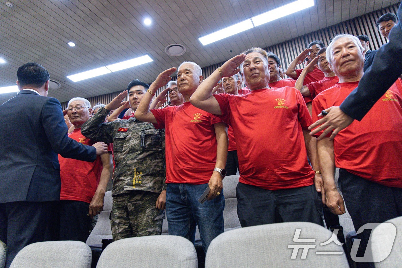 (서울=뉴스1) 이재명 기자 = 해병대 예비역 연대 회원들이 5일 오후 서울 여의도 국회 본회의에서 채해병 특검법이 통과되자 거수경례를 하고 있다. 2025.6.5/뉴스1