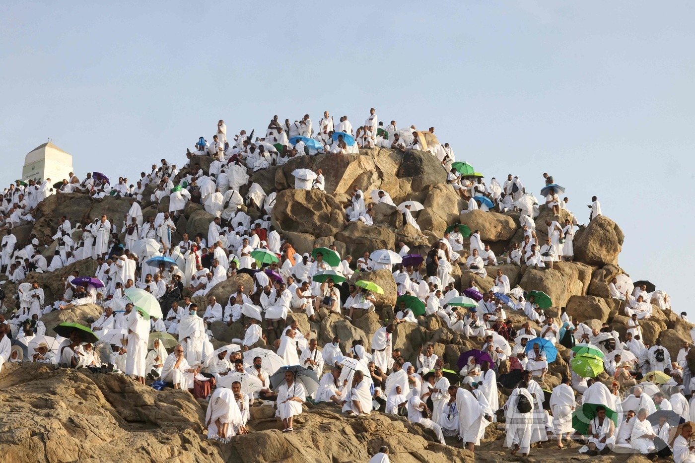 (아라파트 산 AFP=뉴스1) 최종일 선임기자 = 무슬림 순례자들이 5일(현지시간) 새벽, 사우디아라비아 아라파트 산에서 기도하고 있다. 2025.06.05ⓒ AFP=뉴스1