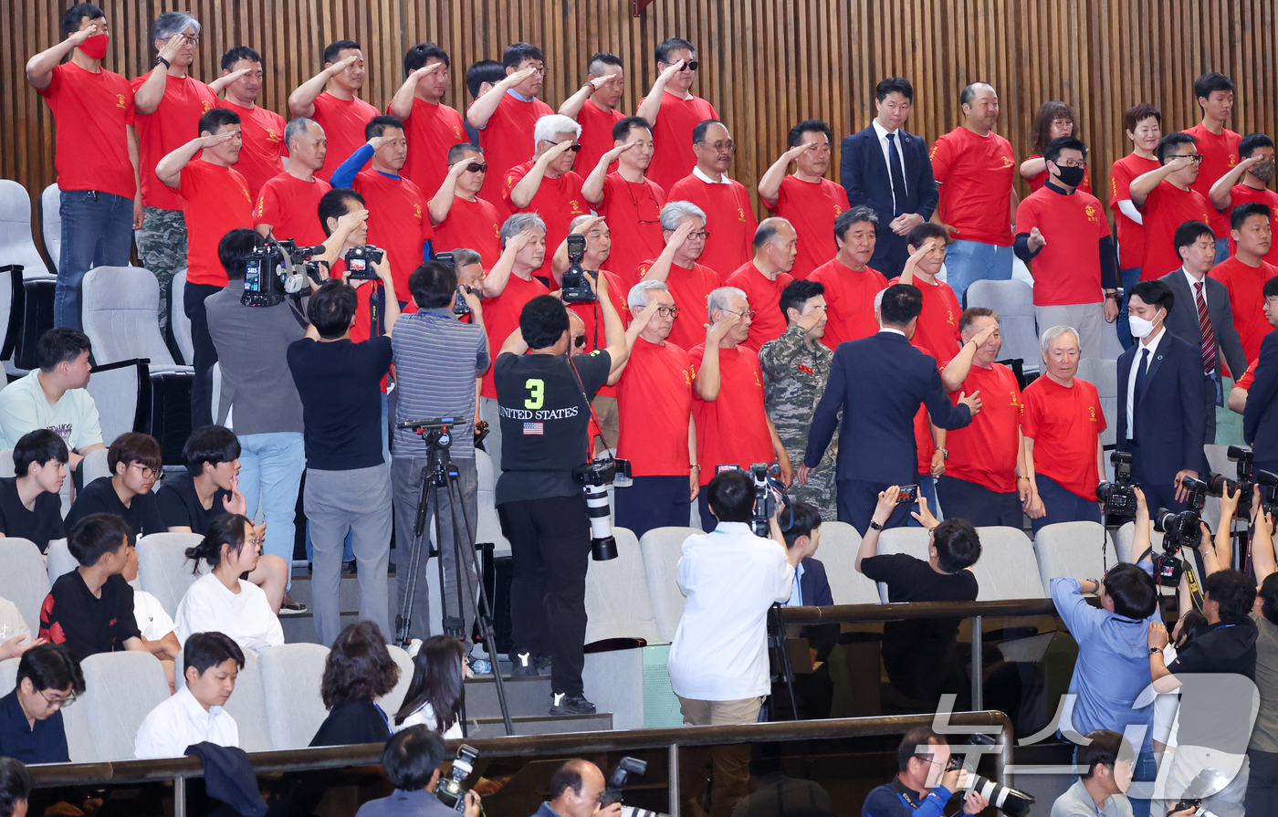 (서울=뉴스1) 안은나 기자 = 해병대 예비역 연대 정원철 회장을 비롯한 회원들이 5일 오후 서울 여의도 국회 본회의에서 채해병 특검법이 통과되자 경례하고 있다. 2025.6.5/ …