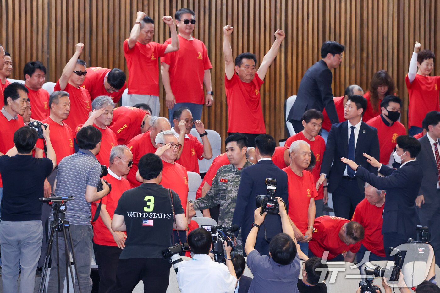 본문 이미지 - 해병대 예비역 연대 정원철 회장을 비롯한 회원들이 5일 오후 서울 여의도 국회 본회의에서 채해병 특검법이 통과되자 기뻐하고 있다. 2025.6.5/뉴스1 ⓒ News1 안은나 기자