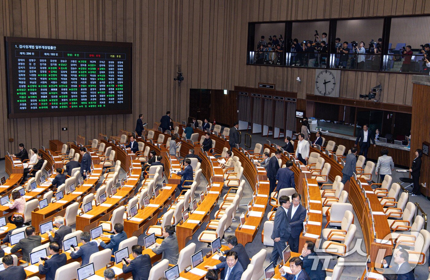 본문 이미지 - 국민의힘 의원들이 5일 오후 서울 여의도 국회 본회의에서 검사징계법 일부개정법률안 표결이 시작되자 회의장을 나서고 있다. 2025.6.5/뉴스1 ⓒ News1 이재명 기자
