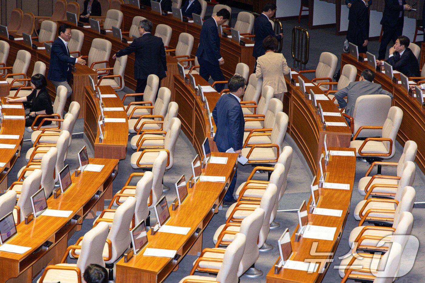 본문 이미지 - 국민의힘 의원들이 5일 오후 서울 여의도 국회 본회의에서 검사징계법 일부개정법률안 표결이 시작되자 회의장을 나서고 있다. 2025.6.5/뉴스1 ⓒ News1 이재명 기자