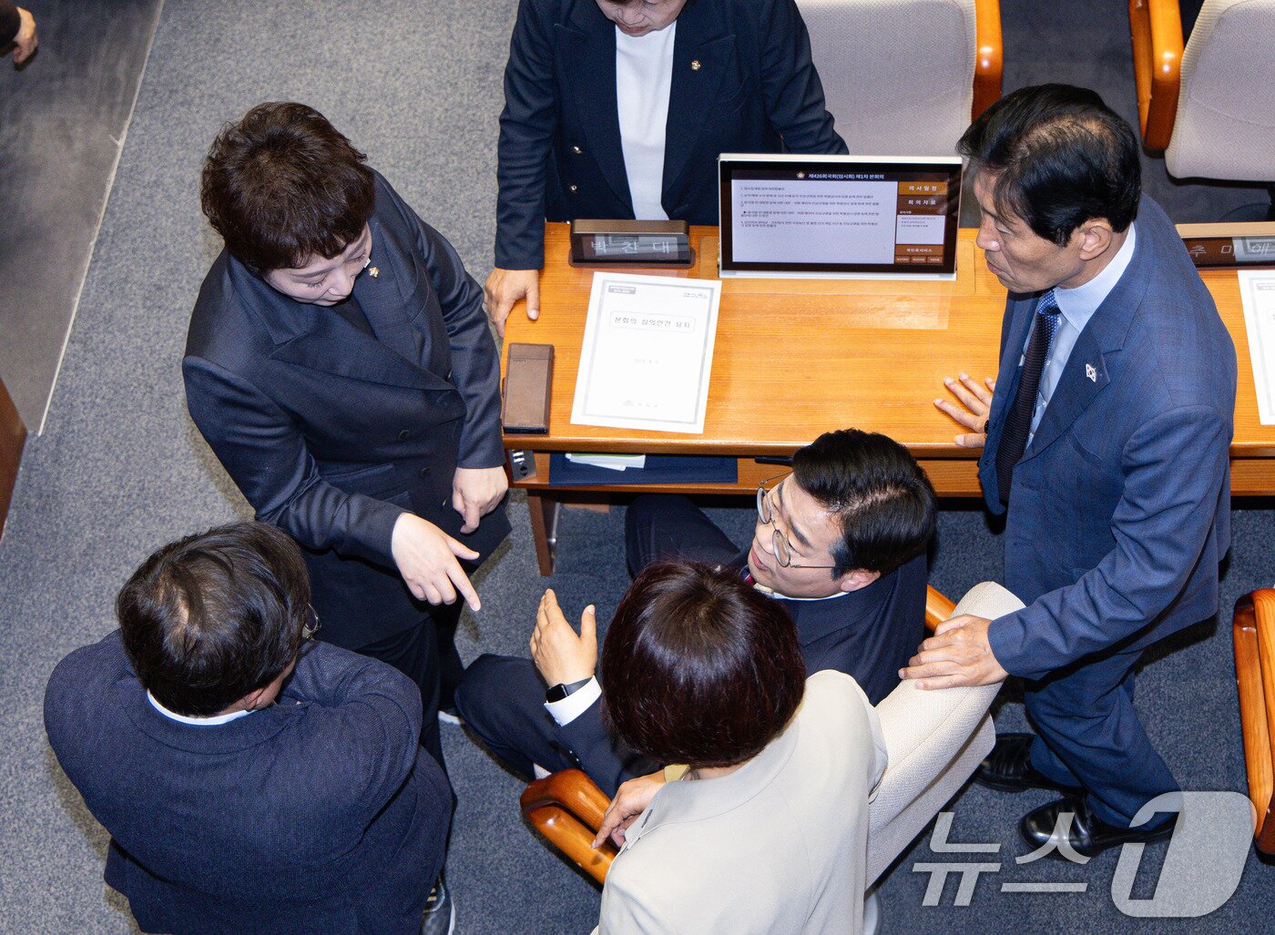 본문 이미지 - 박찬대 더불어민주당 대표 직무대행 겸 원내대표가 5일 오후 서울 여의도 국회에서 열린 본회의에서 동료 의원들과 대화를 하고 있다. 2025.6.5/뉴스1 ⓒ News1 이재명 기자